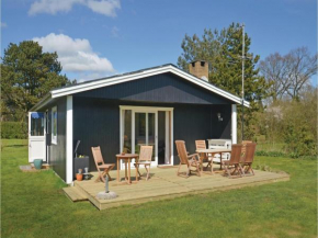 Three-Bedroom Holiday home Væggerløse with a Fireplace 06